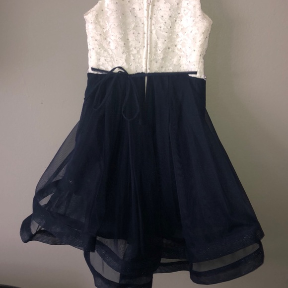 Beautiful Dress - Picture 4 of 5